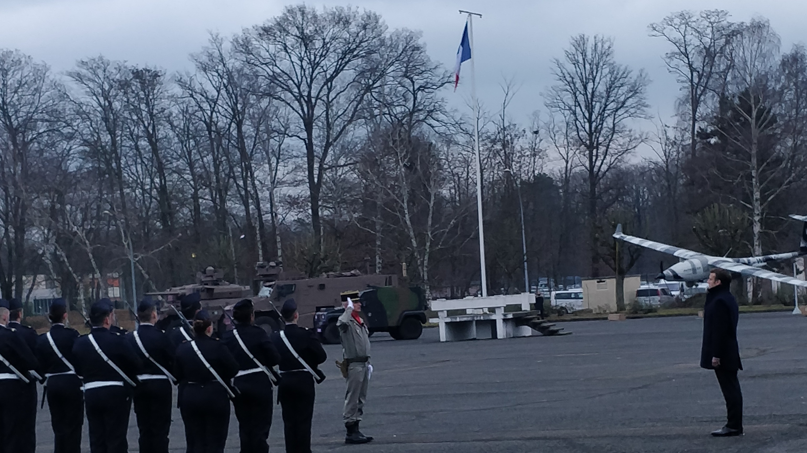 Auprès des militaires spécialisés dans le renseignement : Emmanuel...